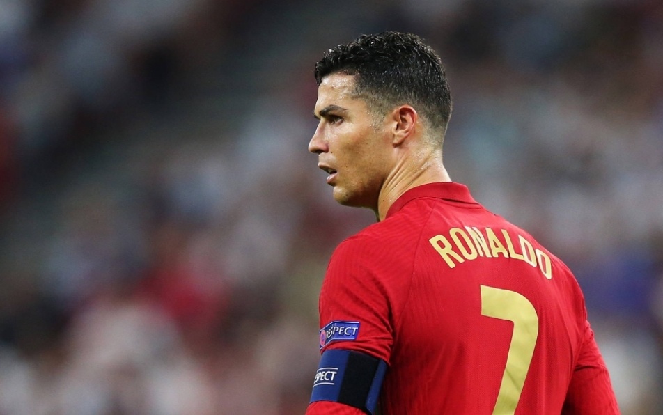 爱游戏包含C罗重返赛场，锐不可当首场状态出色，RNG观众沸腾！气势如虹延续的词条