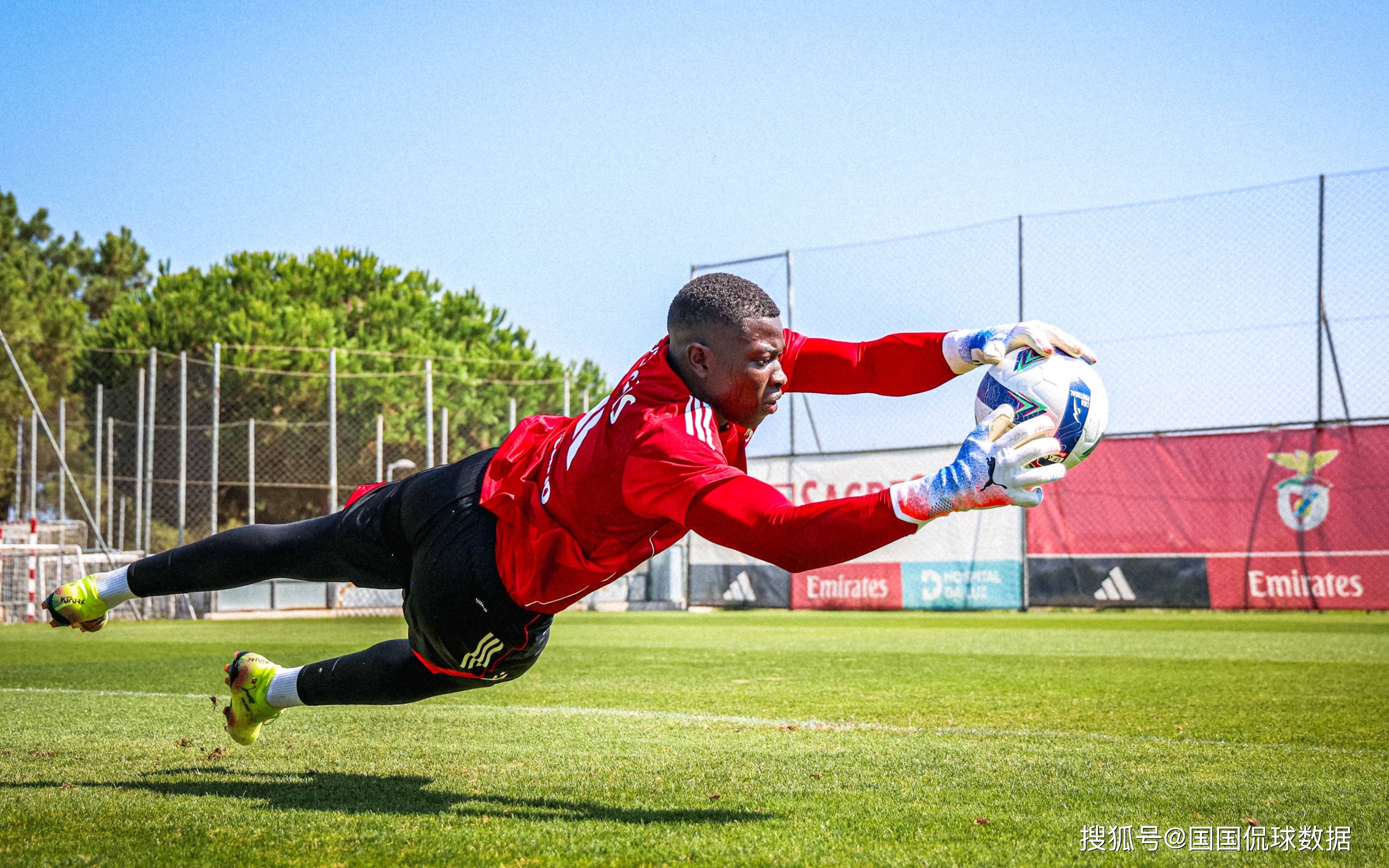 爱游戏体育网页版冲刺阶段本菲卡备战欧冠，再遭质疑细节曝光，更衣室稳定，赛季目标并未改变的简单介绍